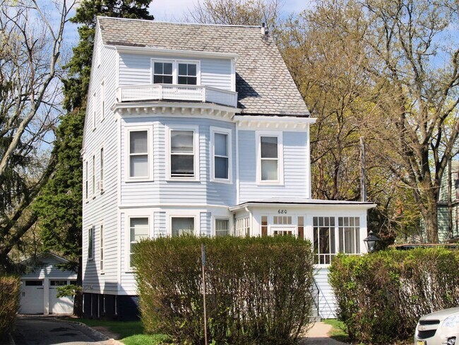 Building Photo - 680 Bloomfield Ave