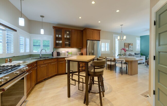 Foto del edificio - ABSOLUTELY BEAUTIFUL 4-Bedroom Townhome in the Highly Sought-After Prospect Neighborhood!