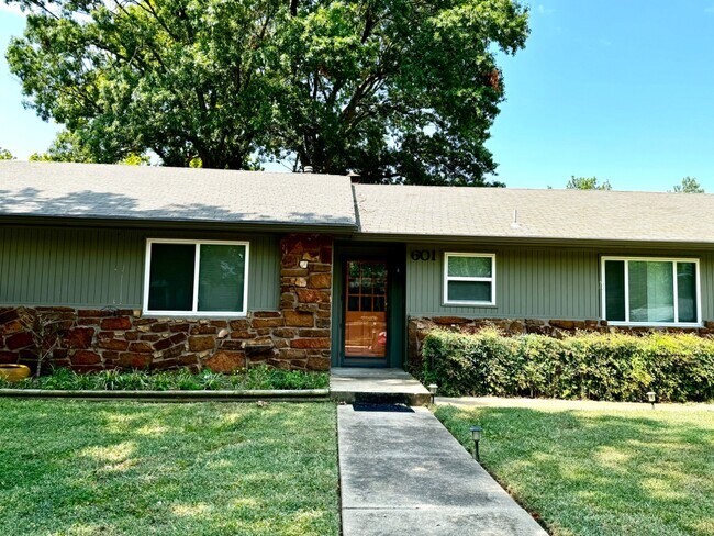 Foto del edificio - 601 Rosewood Ct