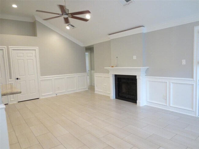 Foto del edificio - 8214 Split Oak Dr