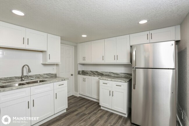 Building Photo - 1702 Holliday Dr