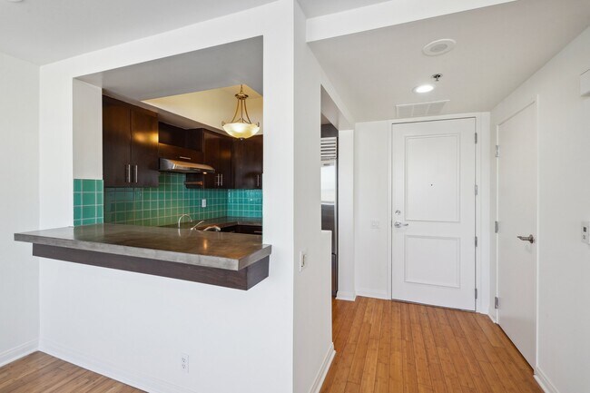 Building Photo - 525 E Seaside Way