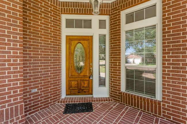 Building Photo - 21915 Rivergate Ct