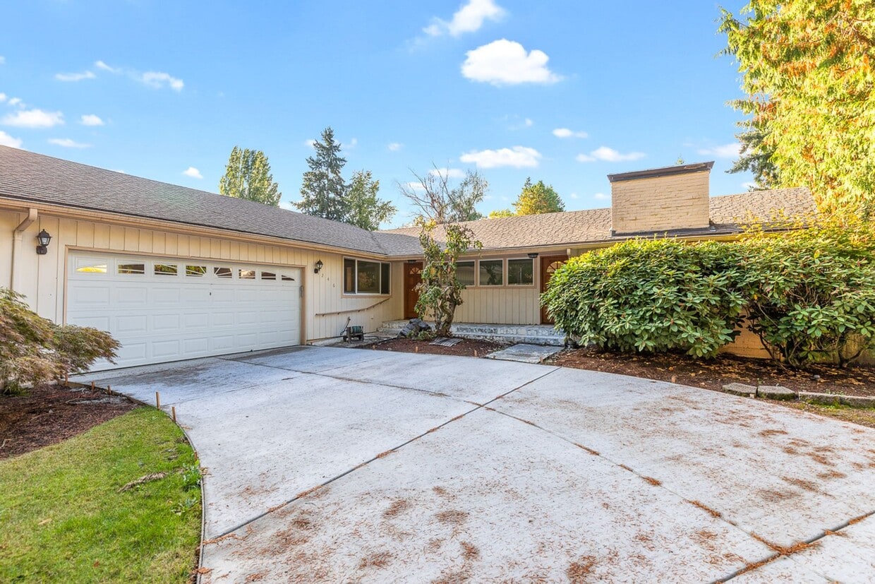 Primary Photo - 4 bedroom 2.5 bath with office space.