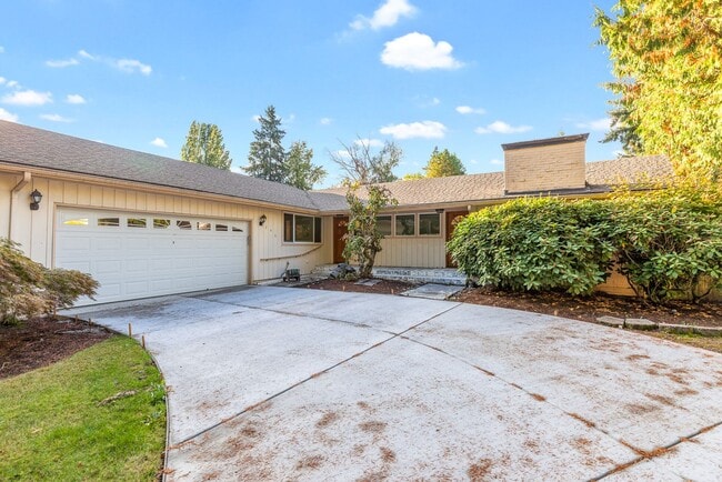 4 bedroom 2.5 bath with office space. - 4 bedroom 2.5 bath with office space. House