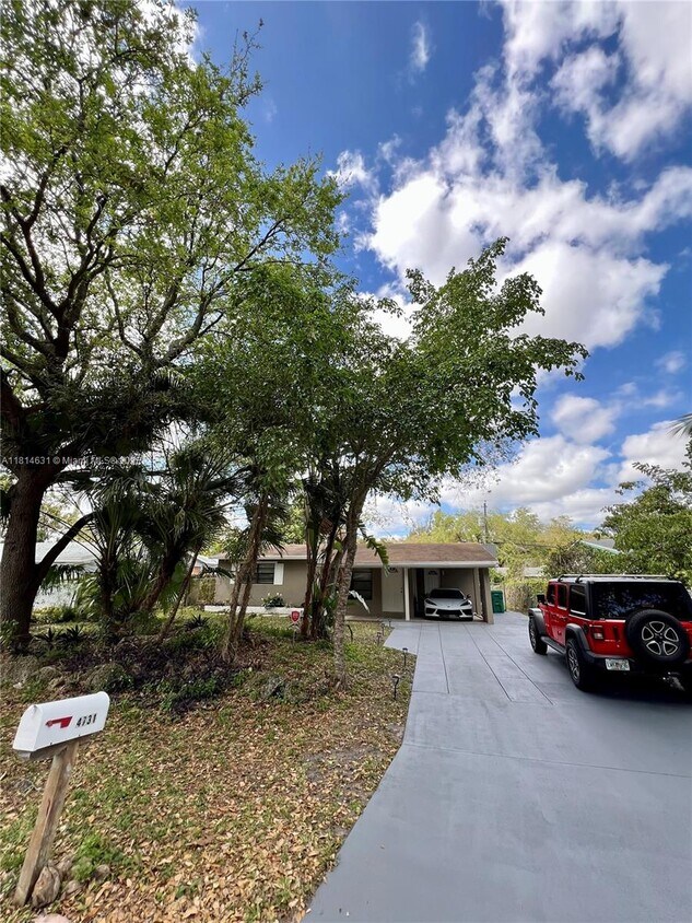 Foto principal - 4731 SW 25th Ave