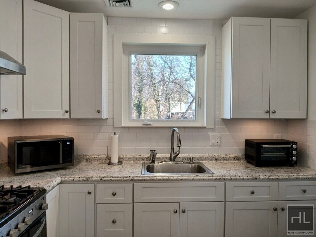 Primary Photo - 23 Dearborne St, Yonkers, NY 10710