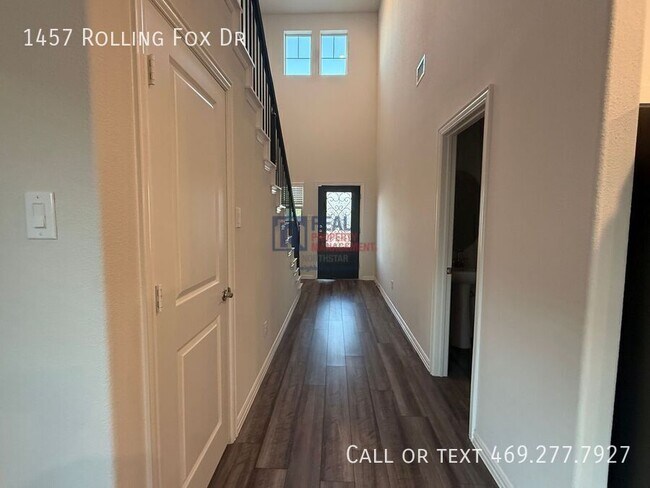Foto del edificio - 1457 Rolling Fox Dr