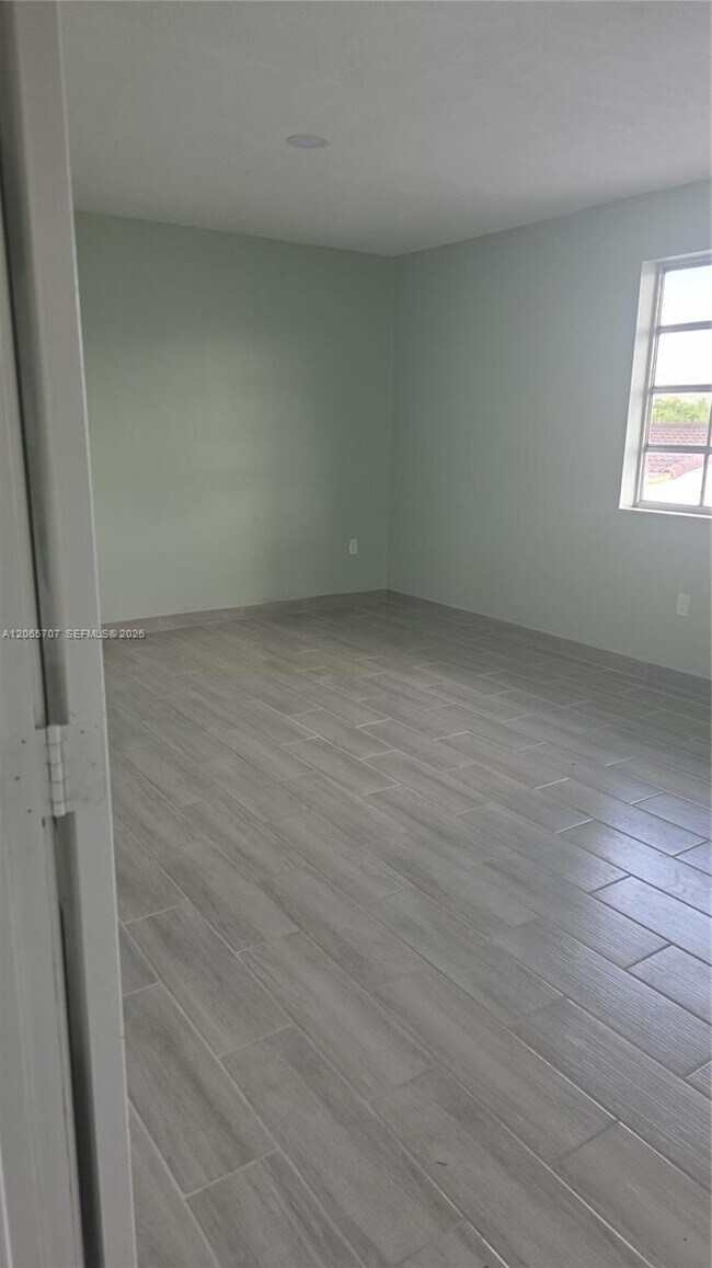 Foto del edificio - 359 W 12th St