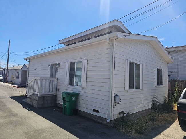 Building Photo - Move-In Ready! A Bright & Open Designer Co...
