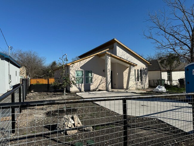 Foto del edificio - ONE STORY | 3 BEDROOM | 2 BATH | NEW BUILT...