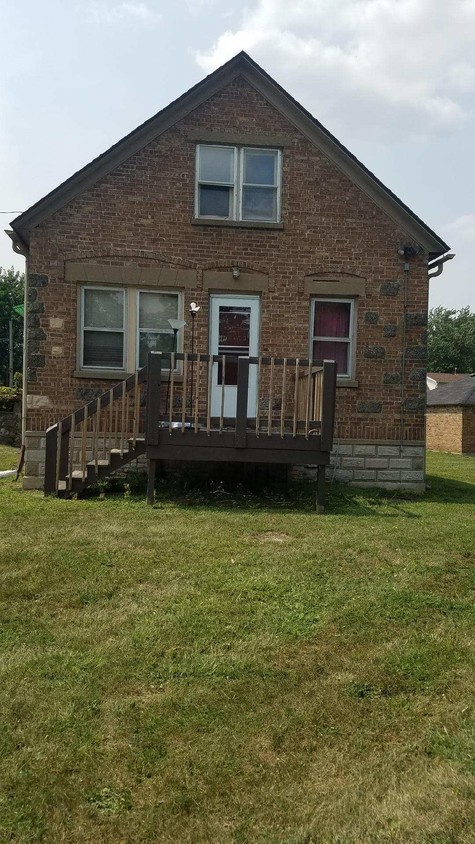 Primary Photo - 304 1/2 River Oaks Dr