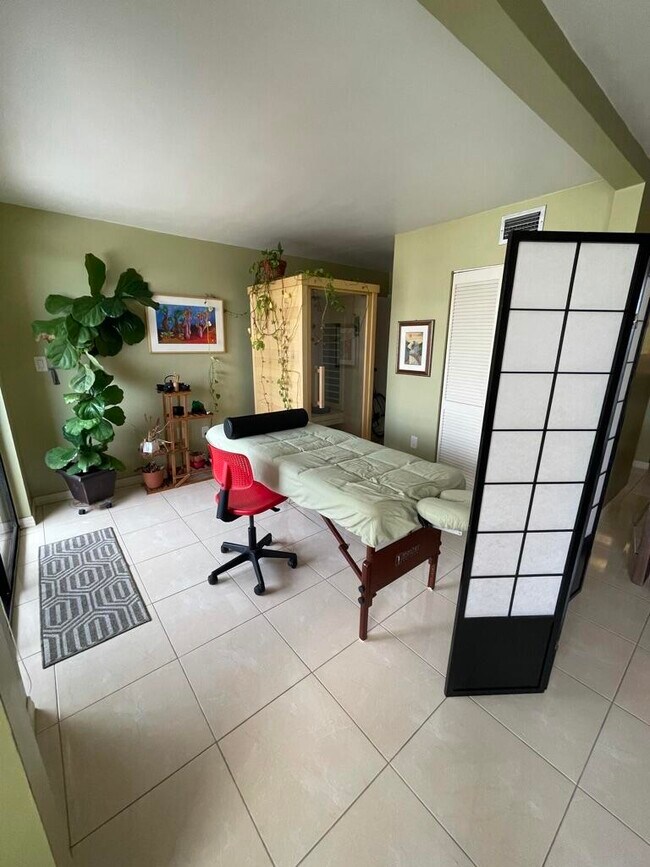 Foto del edificio - 8101 Byron Ave