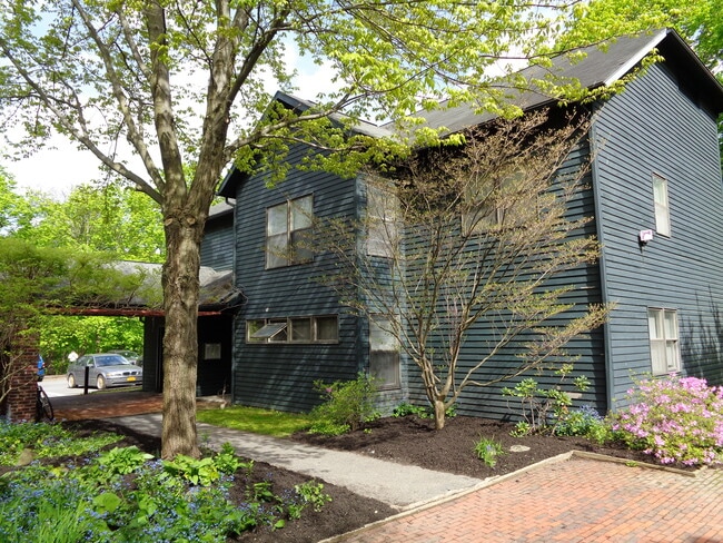 Building Photo - 120 Westbourne Lane A Baker House Residence