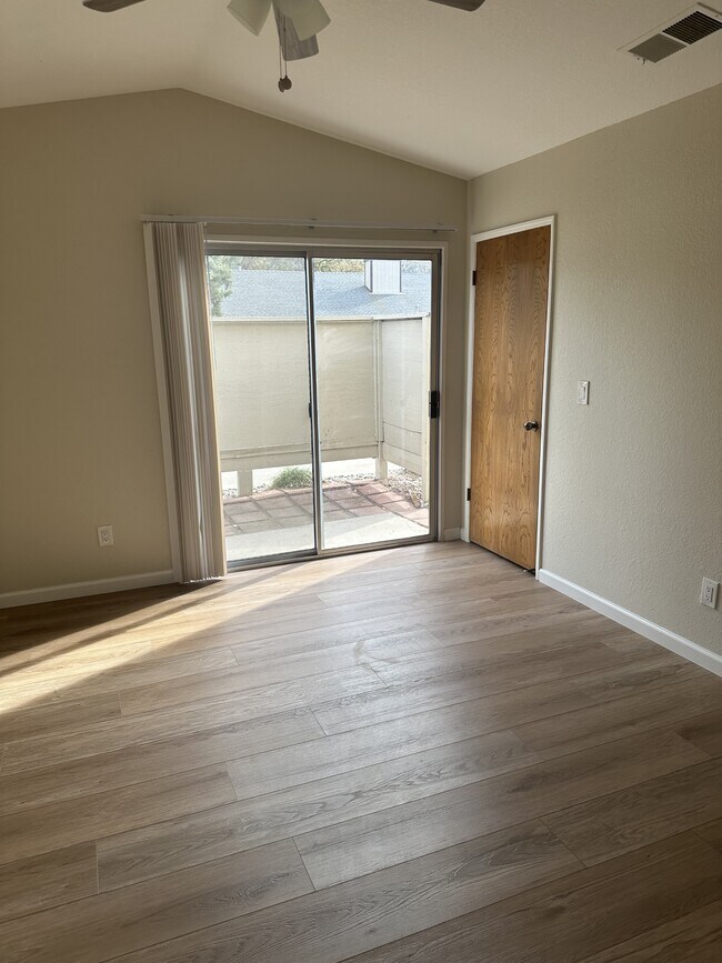 Foto del edificio - 49400 River Park Rd