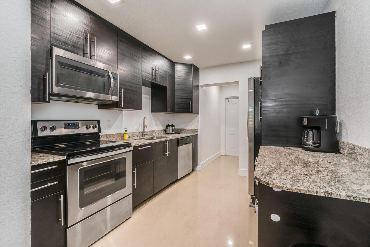 Foto principal - 16110 NW 26th Ave