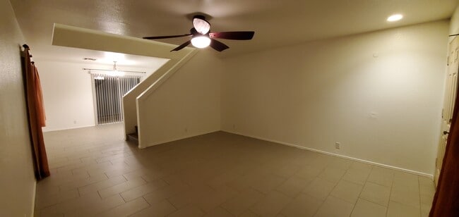 Foto del edificio - 2455 E Sheffield Ave