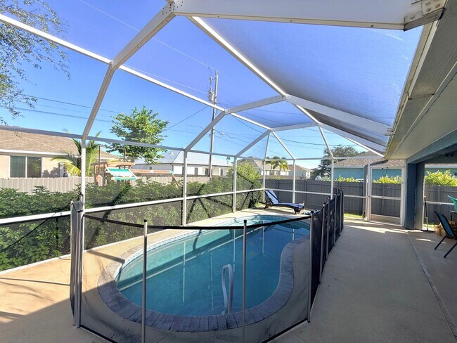 Foto del edificio - Beautiful Pool Home with 4 Beds, 2 Baths i...