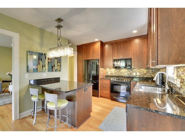 Foto del edificio - 3810 W 31st St