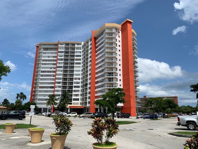 Foto del edificio - 1351 NE Miami Gardens Dr