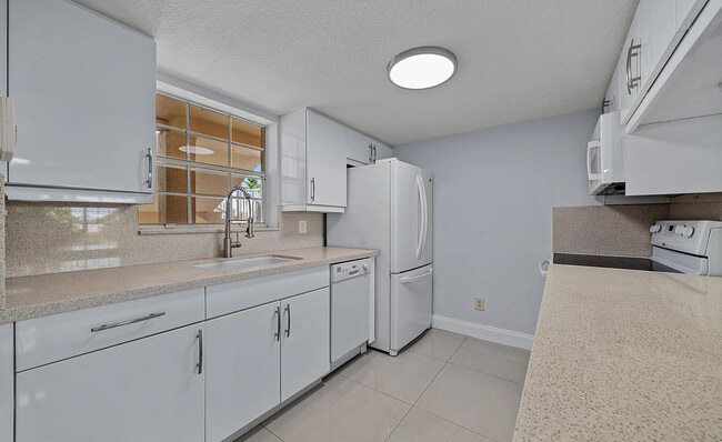 Building Photo - 6300 La Costa Dr