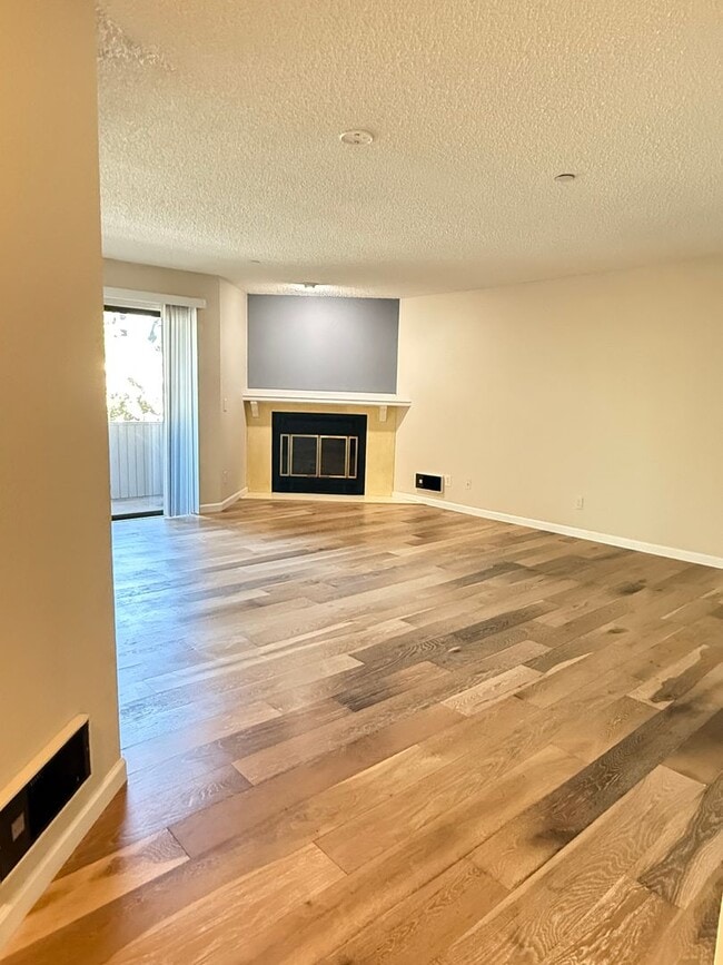 Building Photo - Well Maintained 2BD/2BTH Lynnwood Condo for Lease in Gated Community!