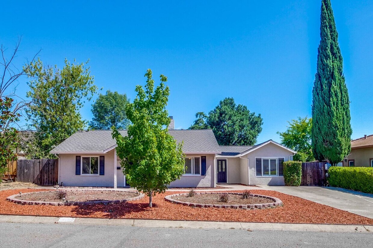 Foto principal - Large single family 4 Bed, 2 1/2 Bath Home...