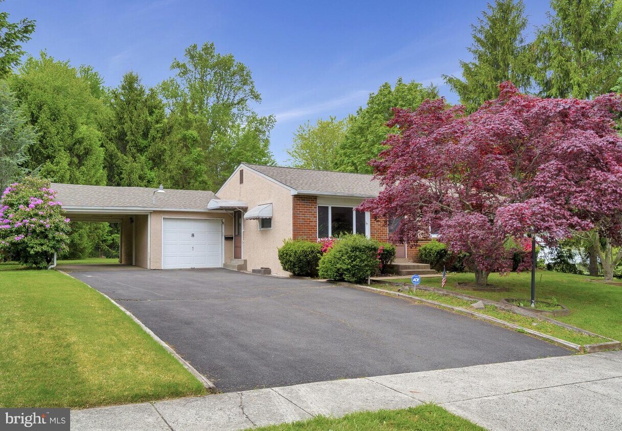 Foto principal - 8 Brentwood Dr