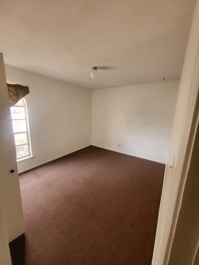 Building Photo - NE 3 Bedroom 1.5 Bath with  2 car garage