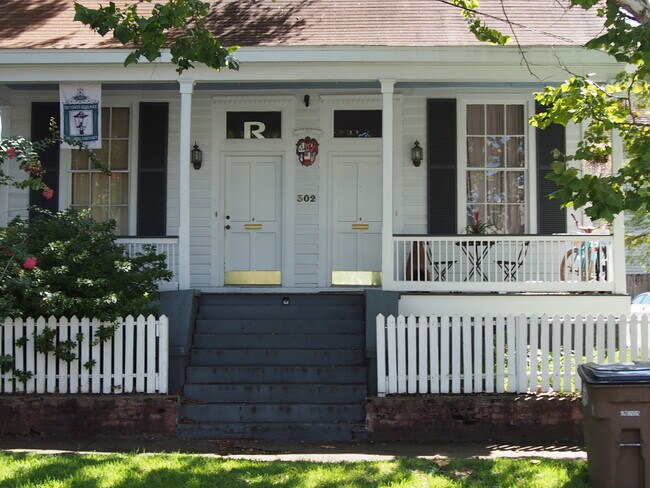 Building Photo - 302 N Joachim St