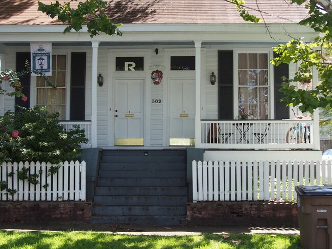 Building Photo - 302 N Joachim St