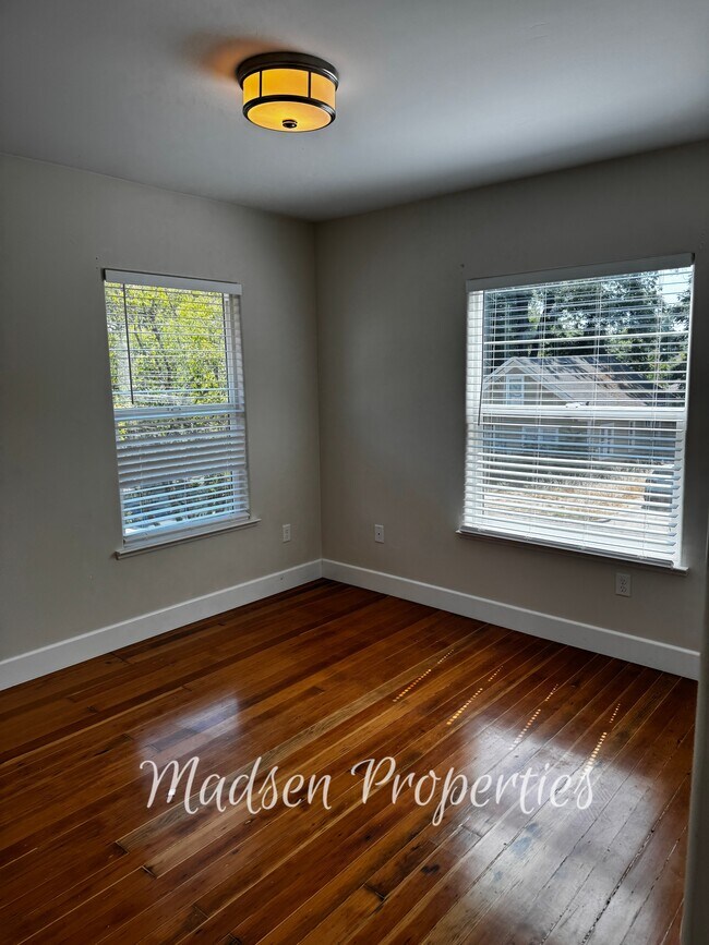 Foto del edificio - 2135 Spencer Ave
