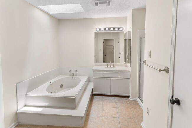 Building Photo - 1 Bedroom  Vibes + Covered Parking + Pets ...