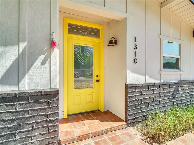 Building Photo - 1310 W Palmaire Ave