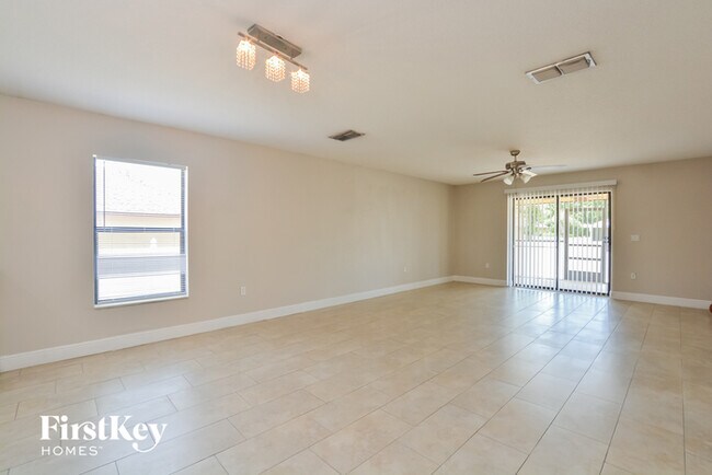 Foto del edificio - 932 Fallbrooke Ave