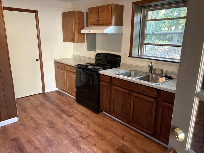 Building Photo - Great One Bedroom Furnished Apartment in H...
