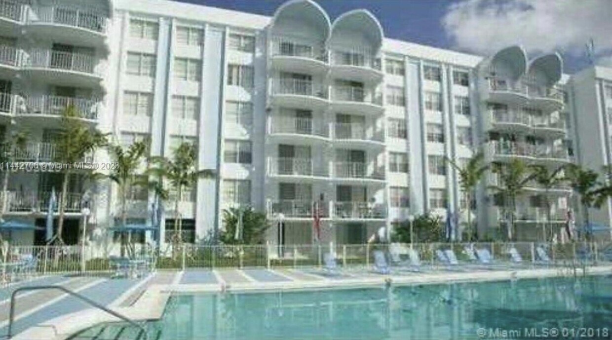 Foto principal - 484 NW 165th St