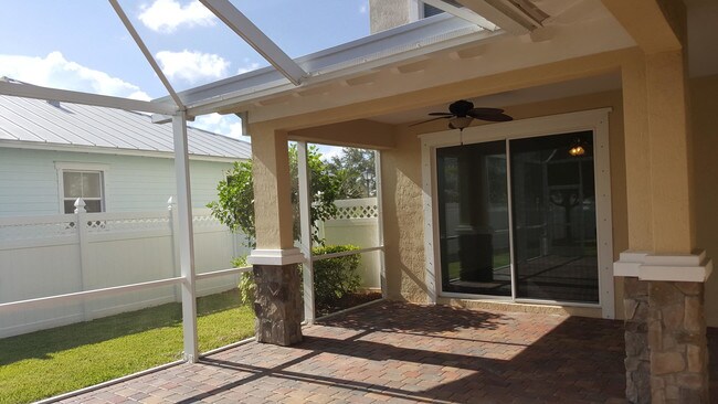 Building Photo - 1370 Community Dr