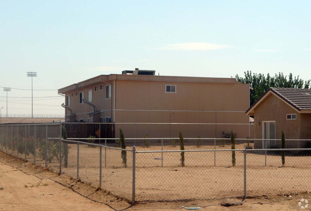 Foto del edificio - 21620 Laguna Rd