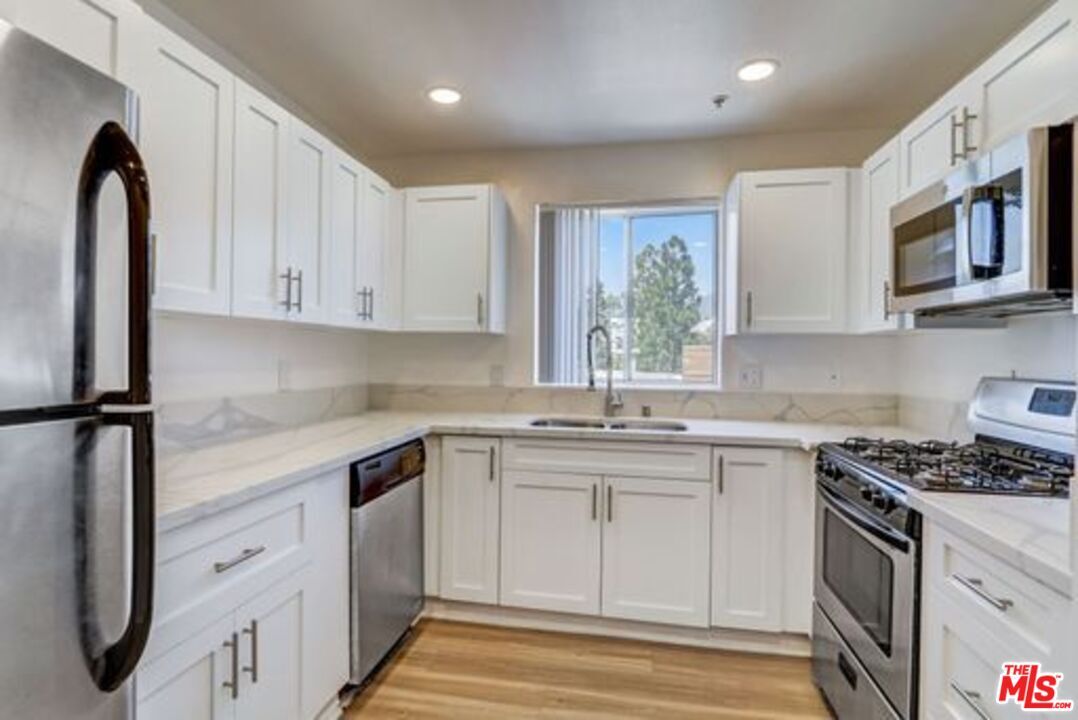 Primary Photo - 16070 W Sunset Blvd