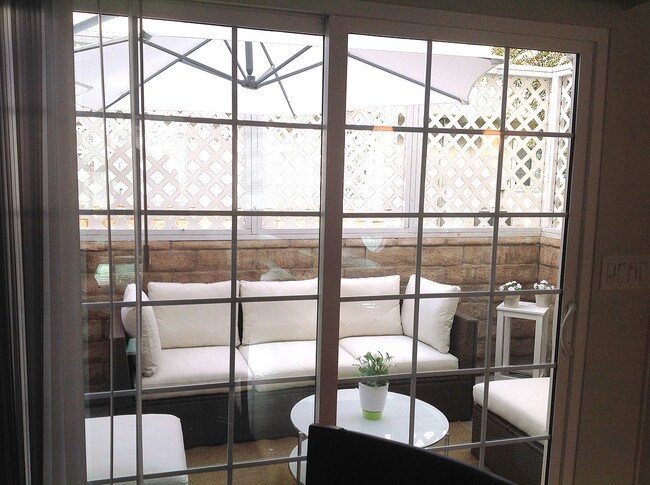 Foto del edificio - 8617 Wilbur Ave