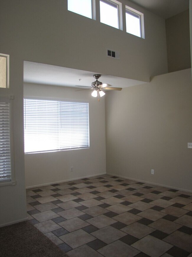 Building Photo - Beautifully upgraded condo in the fantasti...
