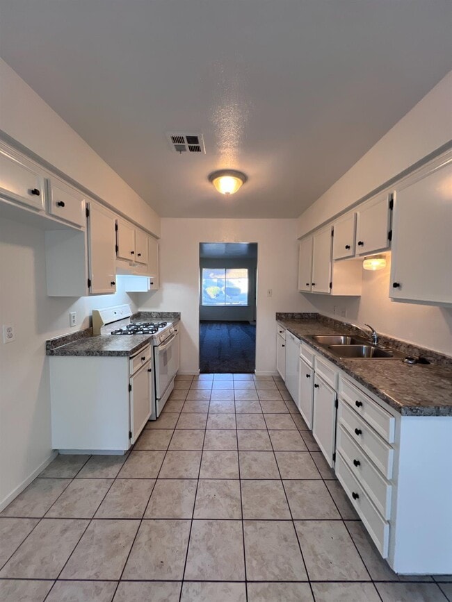 Building Photo - 461 Minnewawa Ave