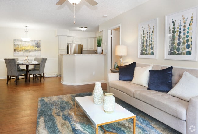 Cypress - 2HAB/2BA - 1,050 ft² - Sala de estar - Pointe at Carrollwood