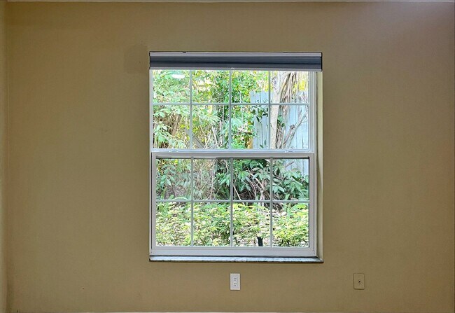 Building Photo - Remodeled condo in Pine Haven