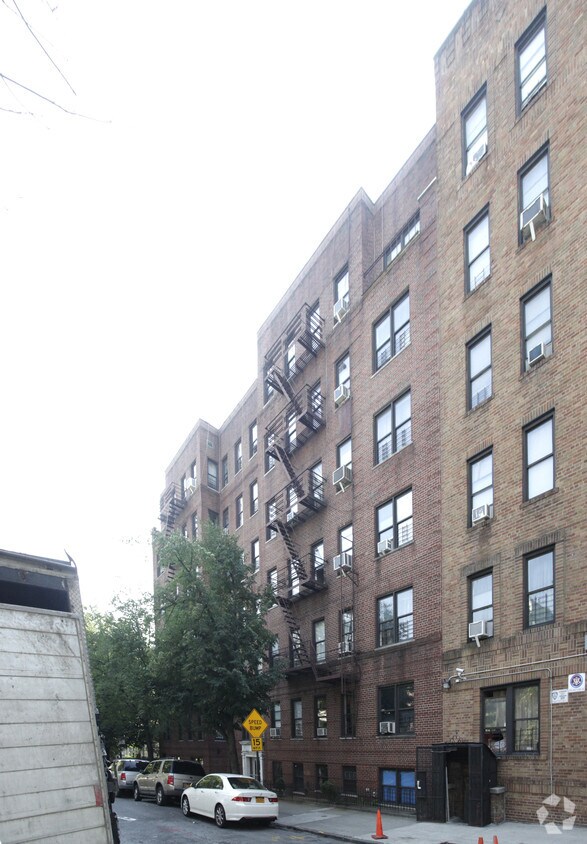 Primary Photo - 2974 Perry Ave