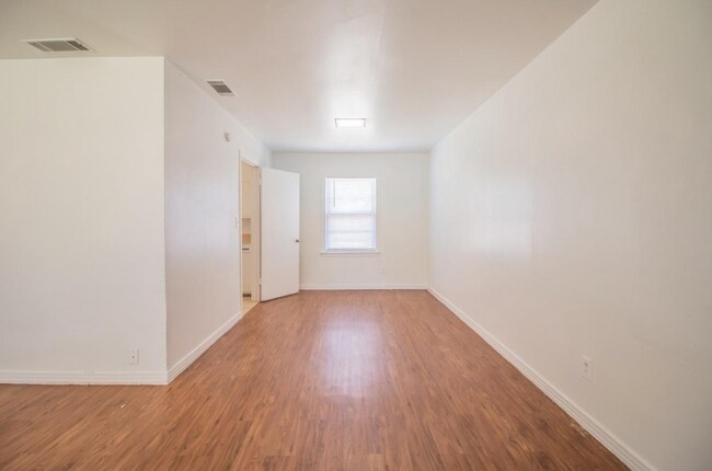 Foto del edificio - 3 bedroom 2 bathroom updated home for rent.