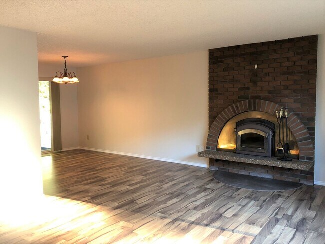 Foto del edificio - For Lease $2800/Mo- 3 bed 2.5 Bath Tri-Lev...