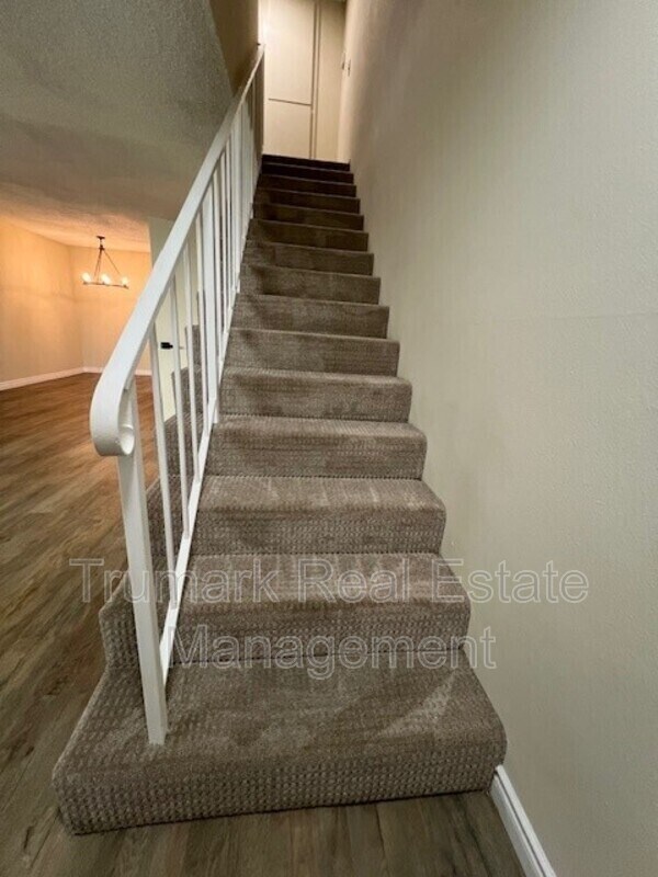 Foto del edificio - 2713 Montrose Ave