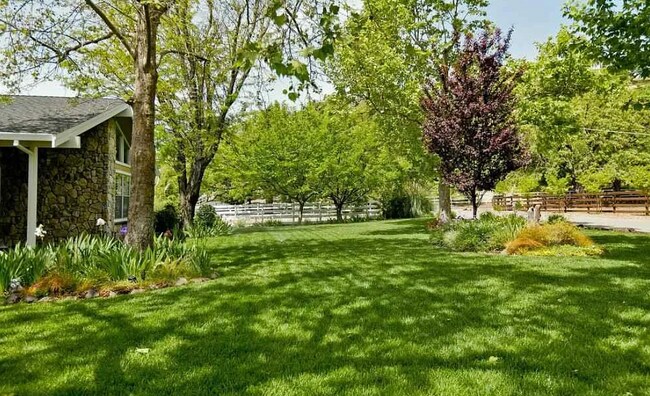 Building Photo - Stunning 4 bedroom 2.5 bathroom in a Great...